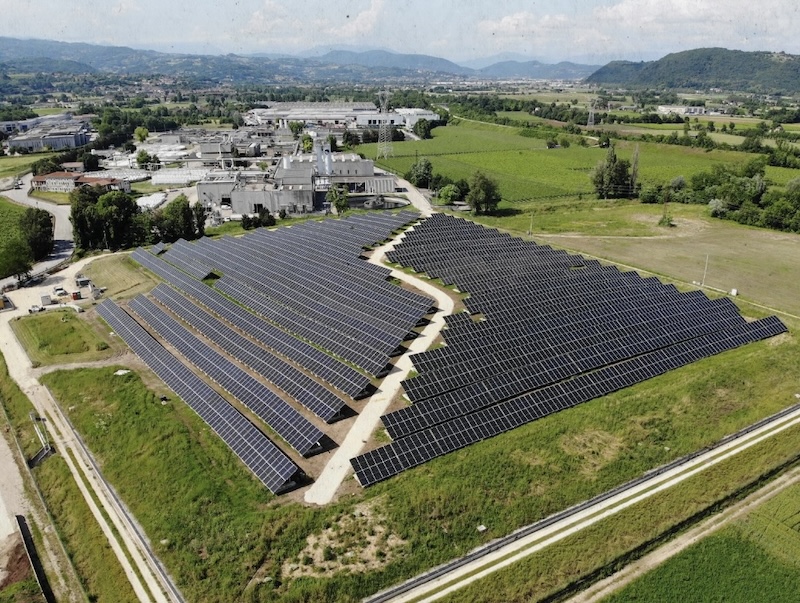 Acque del Chiampo | Sopralluogo all’impianto fotovoltaico che fornisce energia pulita al depuratore industriale per la concia con le sindache di Arzignano e Montorso