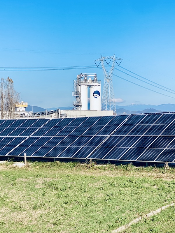 Acque del Chiampo | Sopralluogo all’impianto fotovoltaico che fornisce energia pulita al depuratore industriale per la concia con le sindache di Arzignano e Montorso